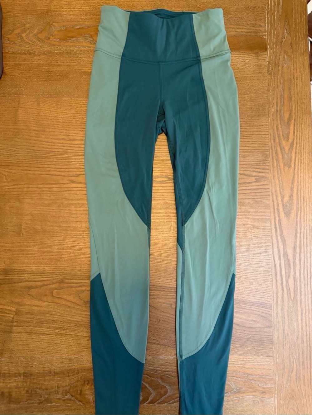 Lululemon Women’s Green And Blue Leggings